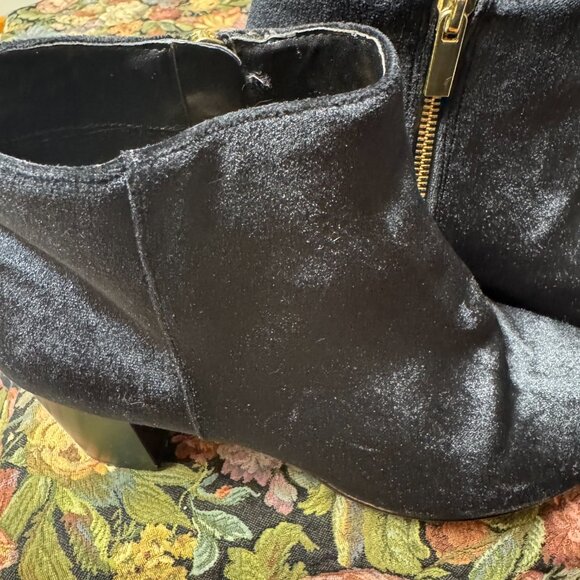 Bella Vita Black velveteen booties stacked heel size 8 M - Picture 5 of 5